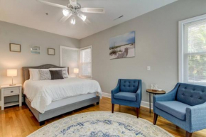 Light & Bright! Quaint Downtown Dunedin Bungalow!
